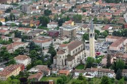 Panorama dall'alto della chiesa di Montecchio Maggiore con il campanile, Veneto. In stile neogotico, il duomo di Santa Maria e San Vitale venne costruito attorno al 1860.

