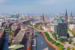Panorama dall'alto della città di Amburgo con il suo porto, Germania, in una giornata estiva.

