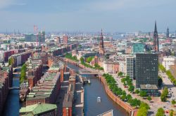 Panorama dall'alto della città di Amburgo con il suo porto, Germania, in una giornata estiva.

