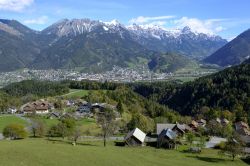 Panorama dall'alto della città di Bludenz con la valle di Klostertal, Vorarlberg, Austria. Questa pittoresca località sorge al crocevia di cinque valli alpine.
