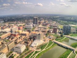 Panorama dall'alto della città di Columbus, capitale dello stato dell'Ohio. Venne fondata nel febbraio del 1812 alla confluenza dei fiumi Scioto e Olentangy.
