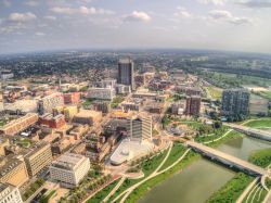 Panorama dall'alto della città di Columbus, capitale dello stato dell'Ohio. Venne fondata nel febbraio del 1812 alla confluenza dei fiumi Scioto e Olentangy.
