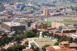Panorama dall'alto della città di Kampala, Uganda (Africa). Una suggestiva veduta dal minareto della grande moschea cittadina - © Nurlan Mammadzada / Shutterstock.com