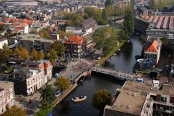 Panorama dall'alto della città di Leiden con i suoi edifici e un canale navigabile, Olanda.



