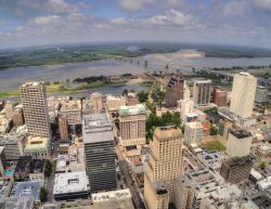 Panorama dall'alto della città di Memphis in Tennessee (USA): qui, sul fiume Mississipi, sono state create celebri note blues, soul e rock'n'roll.
