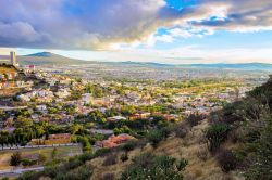 Panorama dall'alto della città di Queretaro con l'antico acquedotto (Messico). Simbolo della cittadina, si tratta di un'opera monumentale alta 28,5 metri e lunga 1298 metri. ...