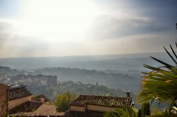 Panorama dall'alto della cittadina di Fermo, Marche. Dista circa 6 chilometri dal Mare Adriatico e presenta 7 km di litorale, di cui 3 a sud di Porto San Giorgio e 4 a nord.

