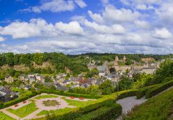 Panorama dall'alto della cittadina di Fougères, Francia. E' una meta di grande interesse turistico per chi sceglie di percorrere l'itinerario alla scoperta dei castelli più ...