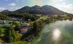 Un bel panorama dall'alto della cittadina di Fuschl am See, Austria. Questo pittoresco Comune di poco più di 1500 abitanti si trova nel distretto di Salzburg-Umgebung. 
