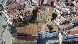 Panorama dall'alto della cittadina di Sitges, Spagna. Le stradine del centro storico di Sitges sono davvero incantevoli: qui s'incontrano suggestivi angoli nascosti da fotografare e ...