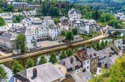 Panorama dall'alto della cittadina medievale di Bouillon, Belgio. Oltre che per il cioccolato, questa località è famosa in ambito turistico grazie alla sua posizione favorevole ...