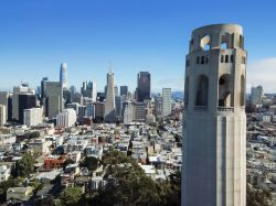 Panorama dall'alto della Coit Tower e del distretto finanziario di San Francisco, California.

