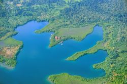 Il suggestivo panorama dall'alto della laguna con un piccolo resort sull'isola di Cristobal, Bocas del Toro, Panama.



