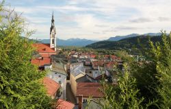 Panorama dall'alto della località termale di Bad Tolz, Germania. La frizzante aria di montagna, le proprietà curative delle fonti e l'ospitalità dei cittadini fanno ...