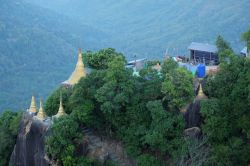 Panorama dall'alto della pagoda Golden Rock, Kyaiktiyo (Birmania)  - © iamnoi / Shutterstock.com