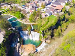 Panorama dall'alto della Pliva Waterfall a Jajce, Bosnia e Erzegovina. Alte in origine 30 metri, sono state ababssate a 20 dopo il terremoto verificatosi durante la guerra civile. Segnano ...