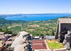 Panorama dall'alto della Rocca dei Papi a Montefiascone, Lazio. Ancora oggi una delle attrattive principali di questa cittadina del Lazio, dalla possente fortezza si gode un panorama impagabile ...