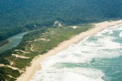 Panorama dall'alto della spiaggia Lagoinha do Leste a Florianopolis, Brasile. La costa orientale che si affaccia sull'Atlantico è molto esposta al vento e offre splendide dune ...