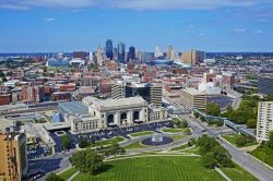 Panorama dall'alto della stazione ferroviaria Union Station di Kansas City, Missouri. Aperta nel 1914, questa rinnovata stazione accoglie al suo interno teatri, musei e attrazioni.

