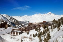 Panorama dall'alto dello ski resort Les Arcs 1600 (Francia) in una giornata di sole.

