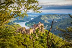 Panorama dall'alto dello storico castello di Durnstein con il fiume Danubio sullo sfondo, Bassa Austria.

