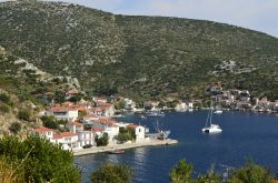 Panorama dall'alto di Agia Kiriaki, il porto del villaggio di Trikeri (Tessaglia), Grecia.

