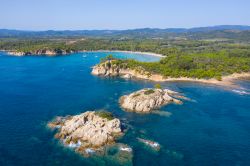 Panorama dall'alto di Cap Leoube e della spiaggia dell'Estagnol nei pressi di Bormes-les-Mimosas, Francia.

