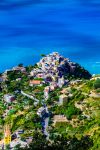 Panorama dall'alto di Corniglia, Cinque Terre, La Spezia. E' immersa fra i colori della vegetazione e il blu elettrico del mare.
