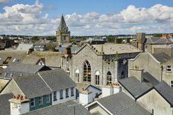 Panorama dall'alto di Galway con la guglia della chiesa Agostiniana, Irlanda.

