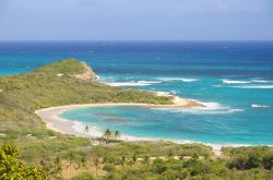 Panorama dall'alto di Half Moon Bay sull'isola tropicale di Antigua e Barbuda, Caraibi.
