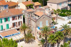 Panorama dall'alto di Le Lavandou, Francia, con edifici signorili e palme. Al centro, l'Ufficio del Turismo cittadino - © Juergen Wackenhut / Shutterstock.com