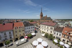 Panorama dall'alto di Market Square nella città vecchia di Tarnow, Polonia. Su questa piazza si affacciano edifici rinascimentali, case popolari e chiese medievali - © Maria_Janus ...