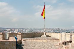 Panorama dall'alto di Melilla con la bandiera spagnola che sventola. Abitata da poco più di 80 mila persone, questa città sorge nei pressi del porto marocchino di Beni Ensar ...