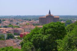 Panorama dall'alto di Monselice con la chiesa nella parte vecchia della città, Veneto, Italia.

