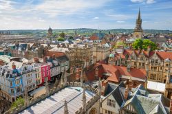 Panorama dall'alto di Oxford, Inghilterra, in una bella giornata di sole.
