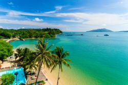 Panorama dall'alto di Payam Island, provincia di Ranong, Thailandia: siamo in una delle destinazioni turistiche più popolari nel mare delle Andamane.

