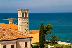 Panorama dall'alto di Porec, Croazia. Le acque limpide e dalle mille sfumature del Mar Adriatico richiamano ogni anno turisti provenienti da ogni parte del mondo per trascorrere qui le vacanze ...