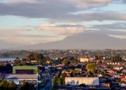 Panorama dall'alto di Puerto Varas, Cile. Fondata da emigranti tedeschi fra il 1852 e il 1853, questa località è un importante centro turistico.
