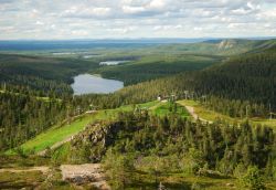 Panorama dall'alto di Rukatunturi, Finlandia: sorge a un'altezza di 490 metri nei pressi di Kuusamo in mezzo a laghi e foreste sempreverdi.



