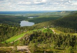 Panorama dall'alto di Rukatunturi, Finlandia: sorge a un'altezza di 490 metri nei pressi di Kuusamo in mezzo a laghi e foreste sempreverdi.



