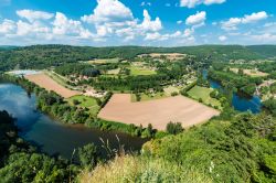 Panorama dall'alto di Saint-Cirq-Lapopie, Francia. Ospita ben 13 monumenti dichiarati storici.
