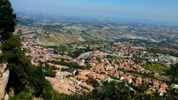 Panorama dall'alto di San Marino, Repubblica di San Marino. E' il quarto stato più piccolo d'Europa; situato all'interno dell'Italia, nel territorio compreso fra l'Emilia ...