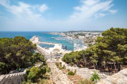 Panorama dall'alto di Santa Maria di Leuca, Salento, Puglia. Questa bella località sorge nell'insenatura fra Punta Ristola e Punta Meliso in una posizione magica dove da sempre ...
