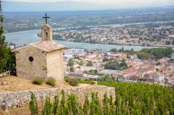 Panorama dall'alto di Tournon sur Rhone e Tain-l'Hermitage con i suoi famosi vigneti, Francia.

