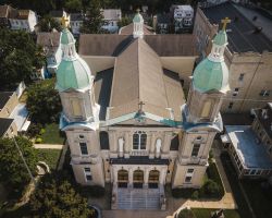 Panorama dall'alto di Trenton, New Jersey, USA: una chiesa con i due campanili visti dall'alto.
