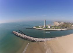 Panorama dall'alto di un faro e del molo di Jesolo, Veneto.
