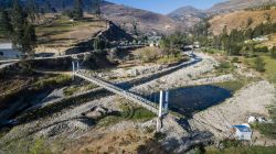 Panorama dall'alto di un ponte nella verde vallata di Yaucan a Cajamarca, Perù - © Christian Vinces / Shutterstock.com
