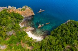 Panorama dall'alto di una spiaggia tropicale su Stewart Island, arcipelago di Mergui, Myanmar. Una splendida immagina scattata dal drone mostra la natura rigogliosa e la barriera corallina ...