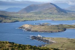 Un panorama dall'alto di Valentia Island con il faro da Geokaum Mountain, Irlanda. Con i suoi 266 metri è la montagna più elevata dell'isola irlandese.



