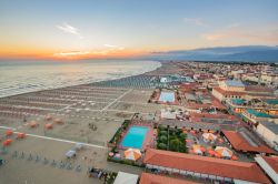 Panorama dall'alto di Viareggio e di un tratto di litorale, provincia di Lucca, al calar del sole (Toscana).

